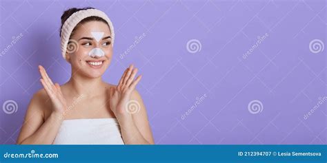 una dama alegre posando aislado sobre el fondo lila con pegatinas de piel blanca sobre la nariz