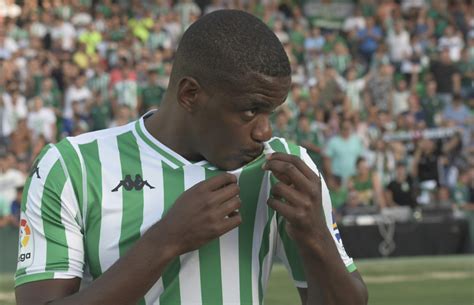 He spent most of his career with sporting cp since making his debut with the first team at age 18. William carvalho, durante su presentación con el ...