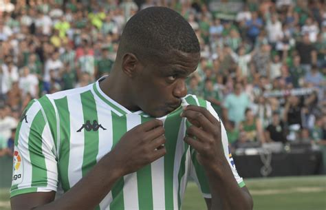 Former arsenal target william carvalho could finally be on his way to the premier league after it was claimed that the portugal international is in surprise talks with newcomers norwich city. William carvalho, durante su presentación con el ...