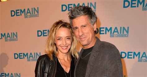 Après de nombreuses apparitions dans le club dorothée et le jacky show, elle enchaîne ensuite des rôles dans des sitcoms. Hélène de Fougerolles et son compagnon Marc Simoncini ...