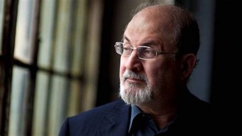 Salman Rushdie şi a pierdut vederea la un ochi şi nu îşi poate folosi o