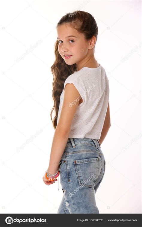Retrato Bela Morena Jovem Adolescente Menina Jeans Azuis Adorável Esbelto — Fotografias De Stock