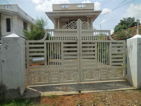 It is separated with a pair of hinges, which allow it to move in and out. 25 Simple Gate Design For Small House Updated 2020