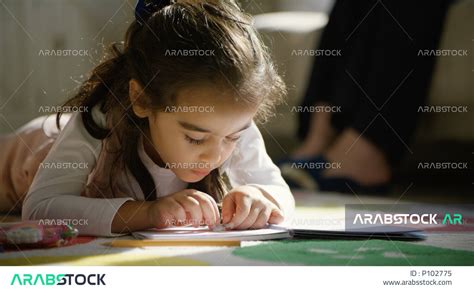 العودة إلى المدارس وبداية سنة دراسية جديدة صورة مقربة لطفلة عربية خليجية إمارااتية تجلس على