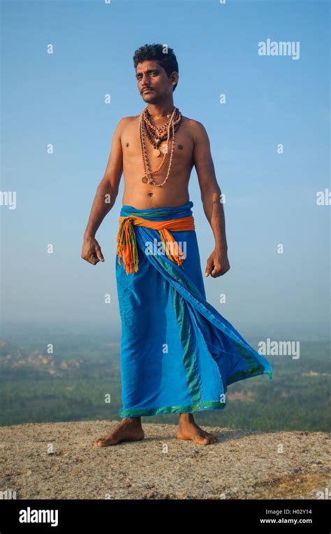 Kamalapuram Indien 03 Februar Indische Pilger Mit Religiösen Halsketten Und Bindi In Lungi