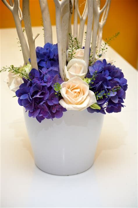 I fiori viola sono mistici ed esprimono l'individualità. Composizione con rami di mitzumata, ortensie blu e rose ...