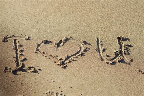 Ich Liebe Dich Auf Einem Sand Des Strandes Stockfoto Bild Von Verbunden Paare 82994730