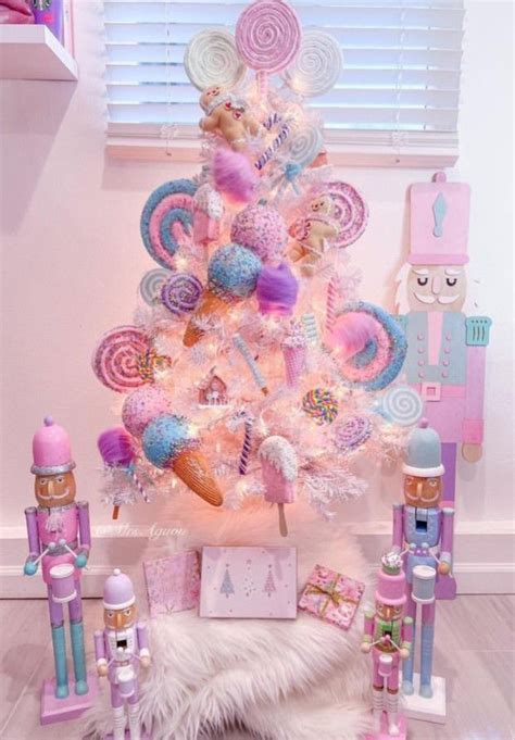 Pin By 𝐵𝒶𝒷𝓎 𝒟𝑜𝓁𝓁 On ♛♡ ¢няιѕтмαѕ Gℓιттєя ♛♡ Candy Christmas Tree
