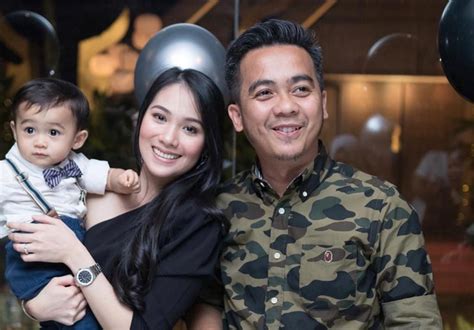 Pernikahan elvina dan datuk haniff bakal berlangsung pada hari ahad ini, 18 mac pukul 3 petang di hotel royale chulan, kuala lumpur. Foto Dengan Anak Jadi Bahan 'pelaris' - Ini Reaksi Padu ...