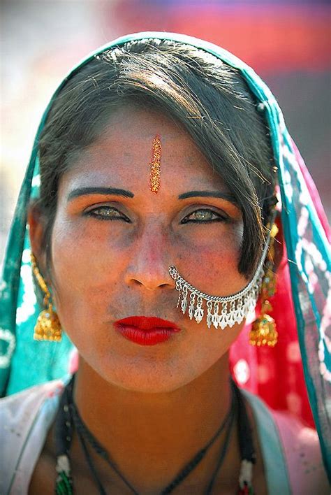 Womans Faces Around The World Panosundaki Pin