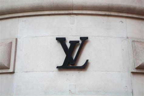 Le Logo Louis Vuitton Lhistoire Derrière Le Logo Sa Signification