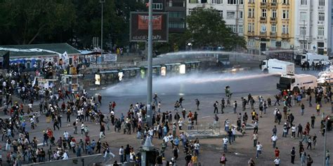Police Raid On Stanbul Gezi Park Triggers Night Of Rioting Al Rasub