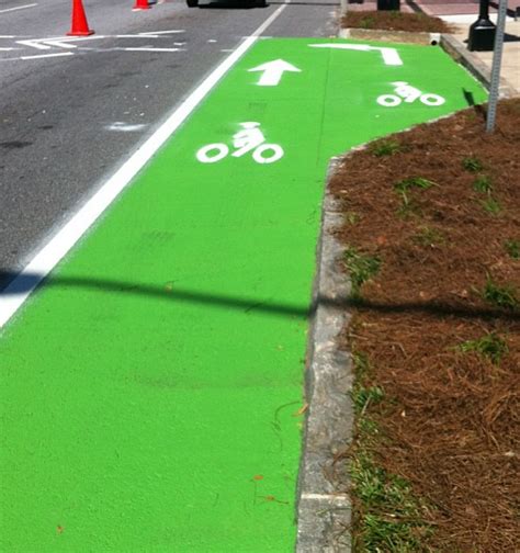 Atlantas 1st Colored Bike Lane −
