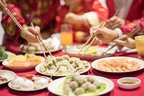 年夜饭团圆饭吃饺子特写高清图片下载 正版图片500771638 摄图网