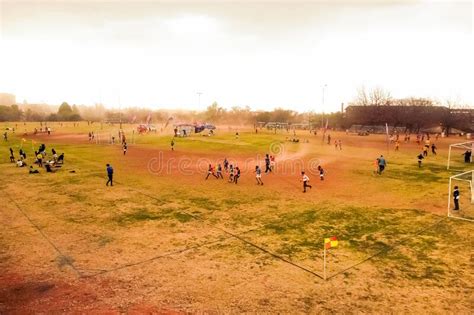 Varios Niños Jugando Al Fútbol Del Fútbol En La Escuela Imagen De