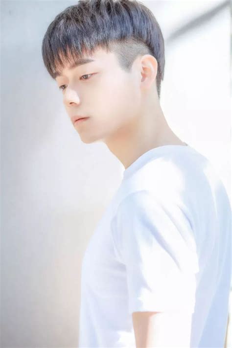 1）你哥哥有我这么高吗？ nǐ gē gē yǒu wǒ zhè me gāo ma？ 你哥哥有门口那个人那么高吗？ nǐ gē gē yǒu mén kǒu nà gè rén nà me gāo ma？ 中华美食!知乎上最好看的小哥哥们...
