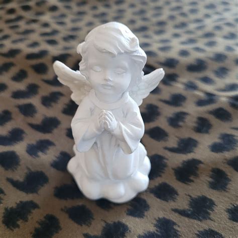 Statue Little Girl Praying Cherub Garden Figurine Resin Angel Sculpture