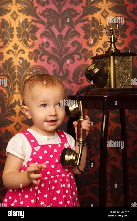 Petite Fille En Robe Rouge Parler Vintage Téléphone Intérieur En Style