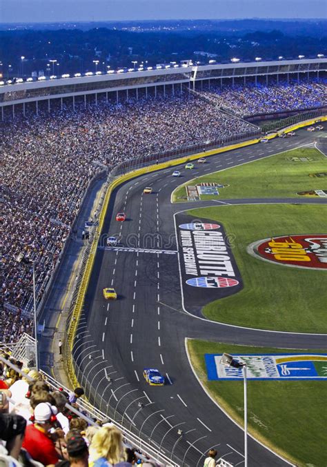 An event that will begin in sunlight will last roughly 4 1/2 hours and evolve into a cooler, faster night race. NASCAR - Het Spoor Van Het Ras Van De Speedwaybaan Van De ...