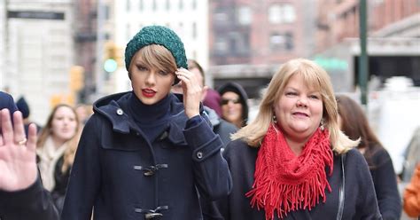 Who Are Taylor Swifts Parents Andrea And Scott Are Now Divorced