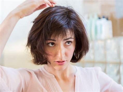Si vous êtes lassée des colorations classiques pour les rose, vert, bleu, multicolore ou à motifs, les colorations pour cheveux sont de plus en plus créatives. Quelle Coloration Pour Cheveux Blancs : Comment prendre ...
