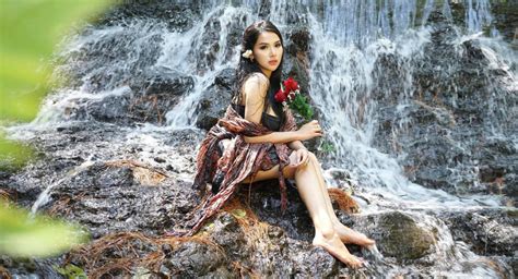 Intip Pesona Kecantikan Gadis Desa Pakai Sarung Batik Dzargon