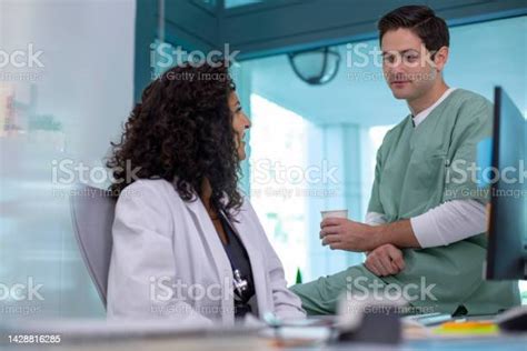 dokter dan perawat yang bekerja di depan komputer berbicara di kantor klinik foto stok unduh
