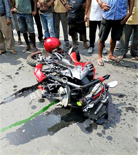 It will hypnotise you with its alloy wheels, bolt you away on nitrox shock absorbers, and rev up your pulse with exhaustec system. Brand New Bajaj Pulsar NS200 Accident Pics Surface