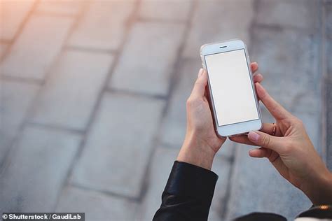 How Do You Hold Your Phone Expert Reveals What It Says About You