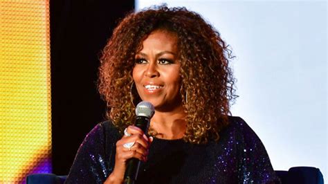 Michelle Obama Applauded For Wearing Her Hair Natural