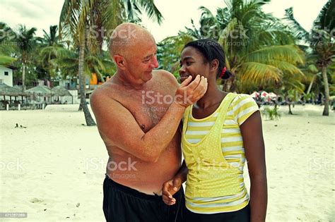Alte Weiße Mann Und Junge Schwarze Frau Stockfoto iStock