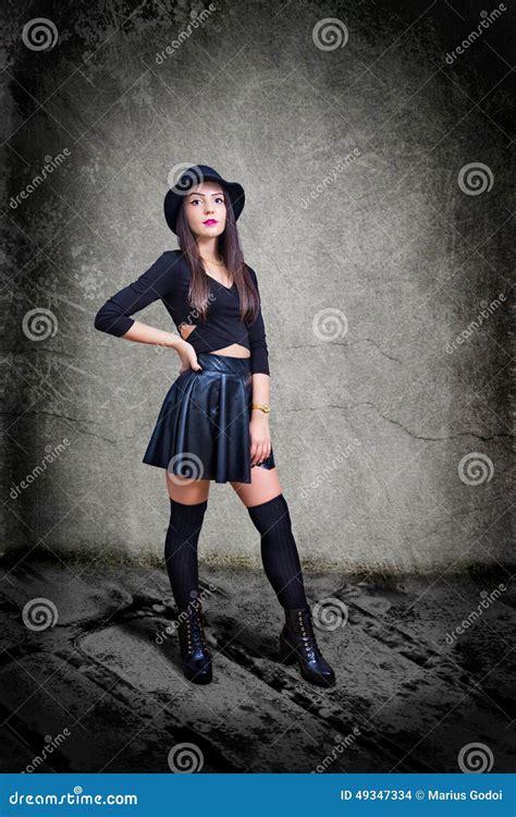la jeune femme sexy s est habillée dans le cuir et le chapeau photo stock image 49347334