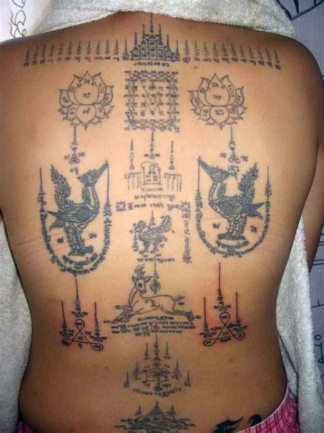 Sakyant tattoos have developed over the centuries under the influence of several different things the yantra designs that already existed in hindu india were adapted by the thais as buddhism arrived from neighboring india. hongsa-koo | Sak Yant Thai Temple Tattoo... : アンジェリーナジョリーも ...
