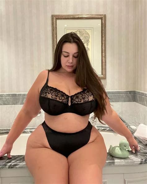 Plus Size Model Flaunts Curves In Lingerie To Show Fat Bodies Are Desirable Daily Star