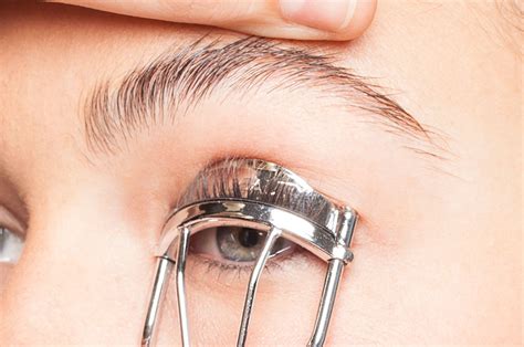 how to curl lashes the right way beautylish