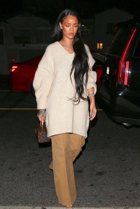 Rihanna Marches Into Fall With A Whole New Look Rihanna Street Style