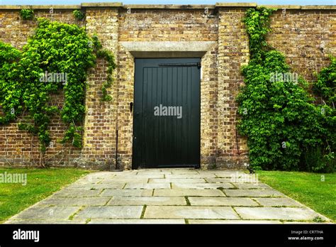 Ivy Covered Door Hi Res Stock Photography And Images Alamy