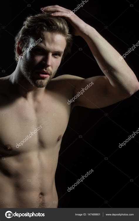 Atractivo Hombre Desnudo Toca Su Cabello Tipo Guapo Con Un Hermoso Cuerpo En El Estudio Sobre