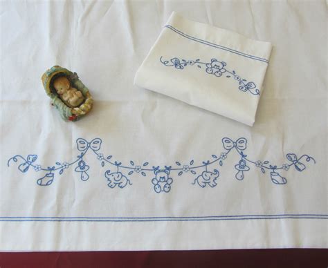 Dopo aver impostato a matita una sagoma che può essere una greca o un soggetto floreale per la vostra camera da letto o lettere e personaggi dei cartoon per quella dei bambini, dipingetela con i suddetti colori acrilici usando poi del flatting per proteggerli. DISEGNI PER LENZUOLINI DA SCARICARE - Bigwhitecloudrecs
