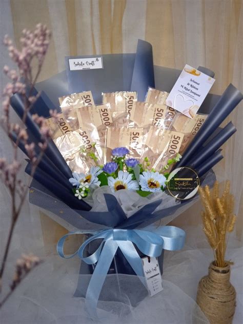 For love or money? Banknote bouquet gets mixed reactions