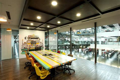 Mezzanine level, international departures area. AirAsia RedQ, RedQuarters - klia2.info