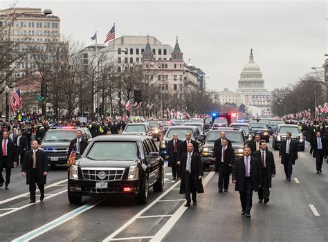 Secret Service Investigate After Donald Trumps Motorcade ‘hit By Rock