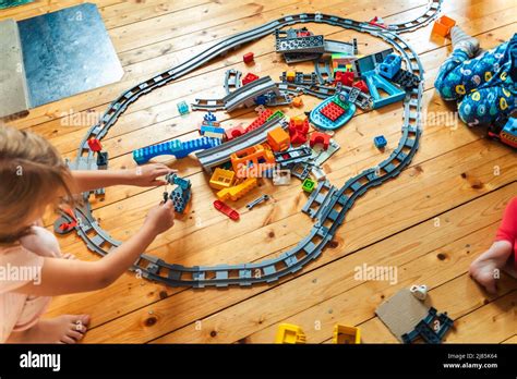 Niñas Hermanas Jugar A Los Niños Constructor Construir Ferrocarril De