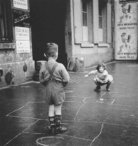 Gérald Bloncourt Enfants jouant à la marelle dans la rue Paris