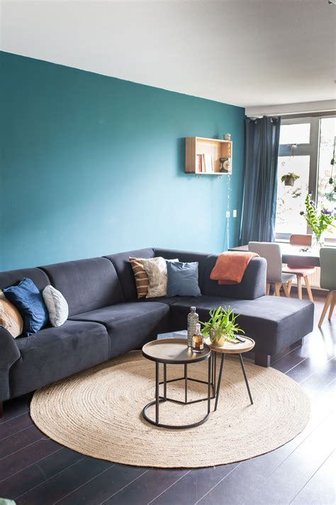 Een Blauwe Muur In De Woonkamer Is De Trend Van Dit Moment A Blue Wall In The Living Room Is A