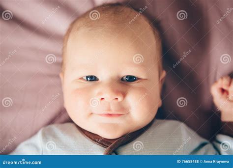 Retrato Del Primer Del Pequeño Bebé Rubio Caucásico Blanco Divertido