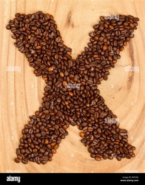Letra X Alfabeto De Los Granos De Café En Madera Aislados Fotografía De Stock Alamy