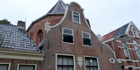 They were first seen as early as the 14th century, making their way to britain around the 16th century. Dutch Gable Roof - REFLEXIVES-LPR - Association