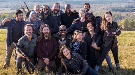 The walking dead season 7 will be adding four actors to its cast of series regulars, bringing the total cast number up to twenty, its biggest ever. The Walking Dead on Twitter: "Watch #TheWalkingDead cast ...