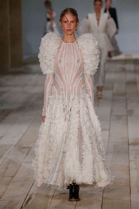 Our michael flores salon stylists have decades of experience providing timeless wedding hairstyles and luxe beauty services, including hair and lash extensions. Alexander McQueen | Ready-to-Wear Spring 2020 | Look 33 in ...